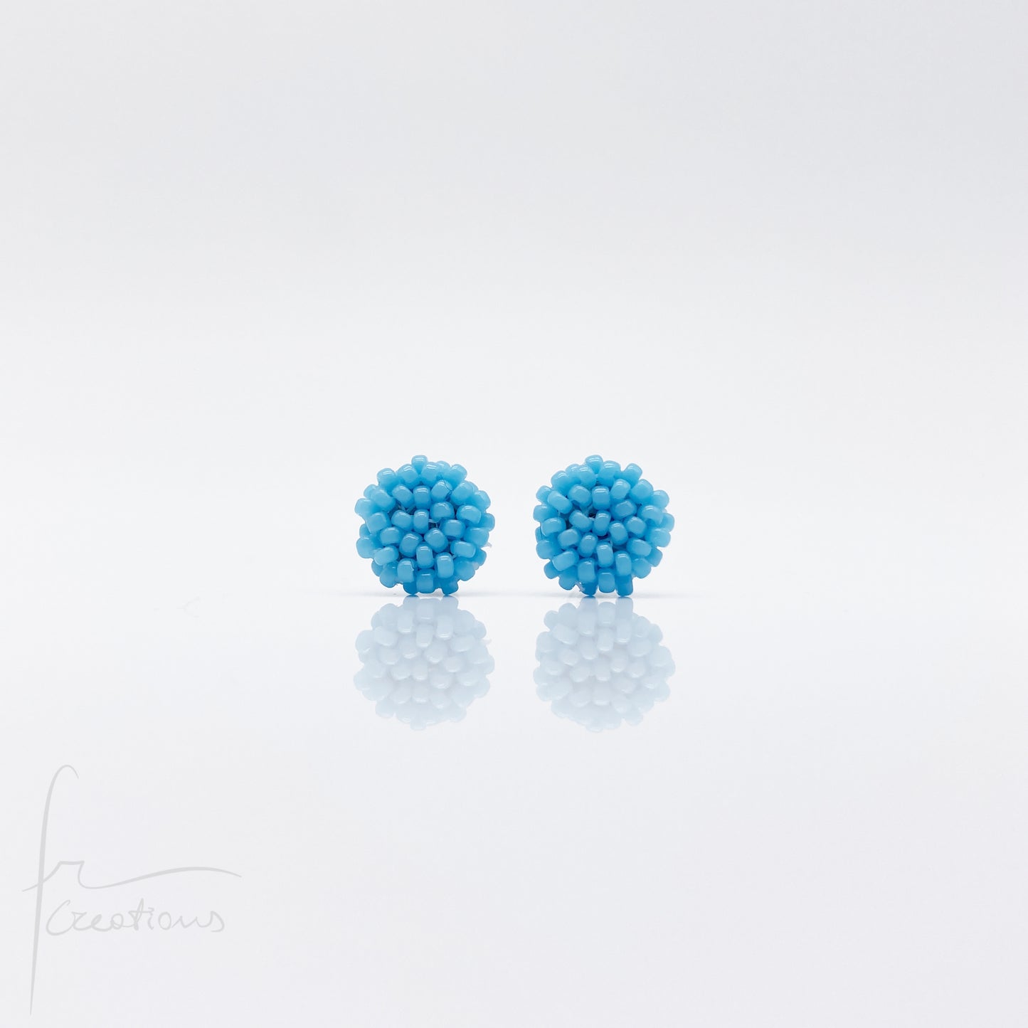 Orecchini Bon Bon mini a lobo con perline in vetro e perno in acciaio inox