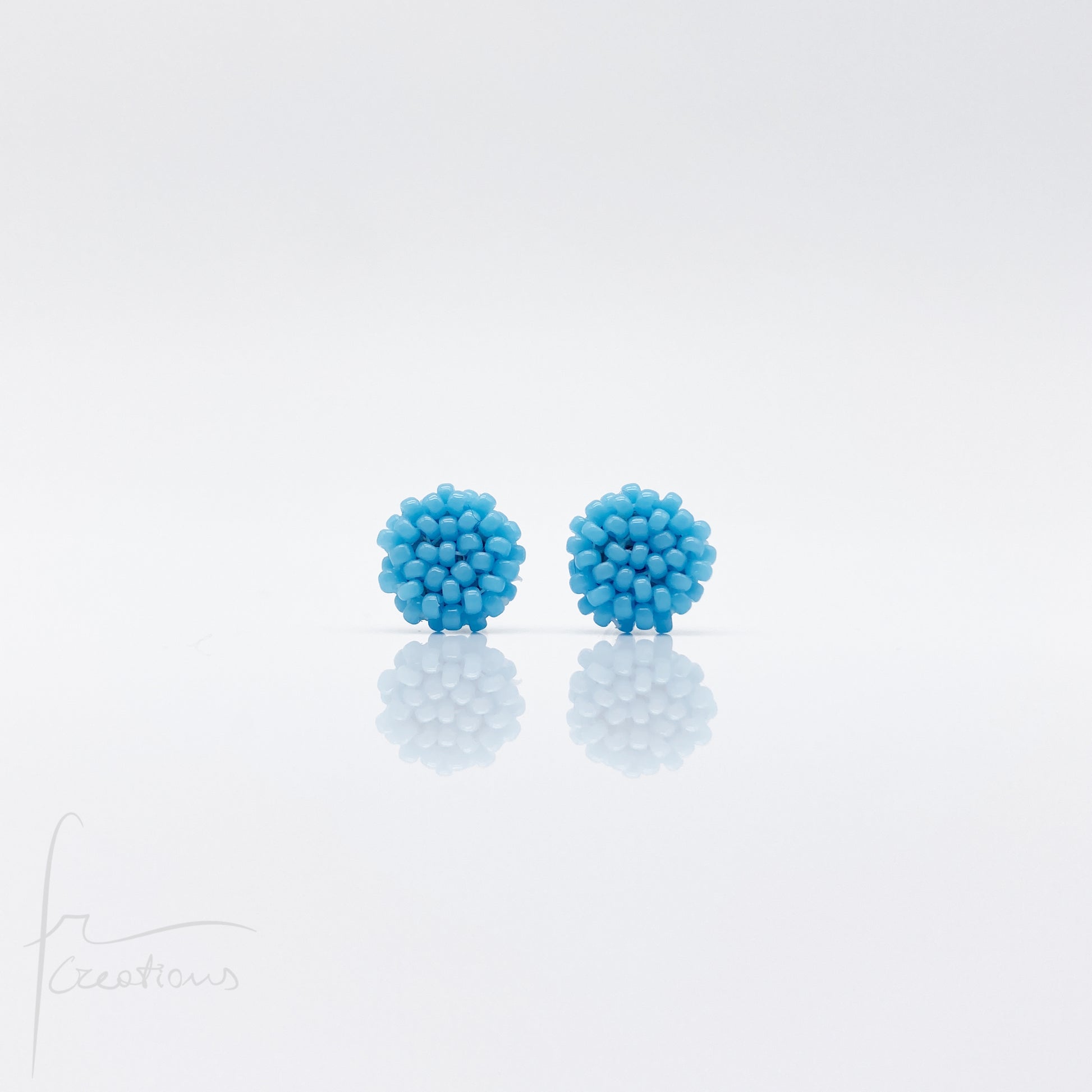 Orecchini Bon Bon mini a lobo con perline in vetro e perno in acciaio inox