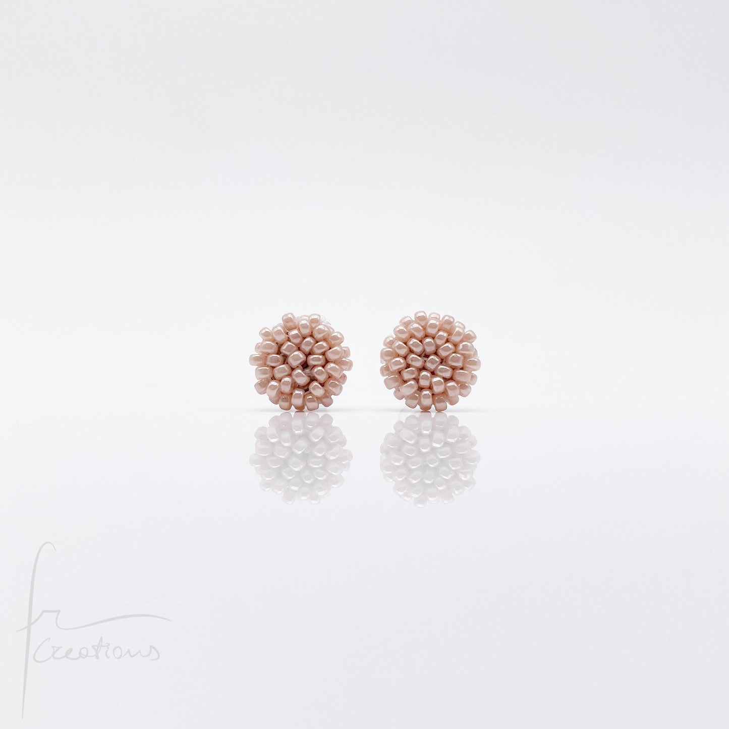 Orecchini Bon Bon mini a lobo con perline in vetro e perno in acciaio inox