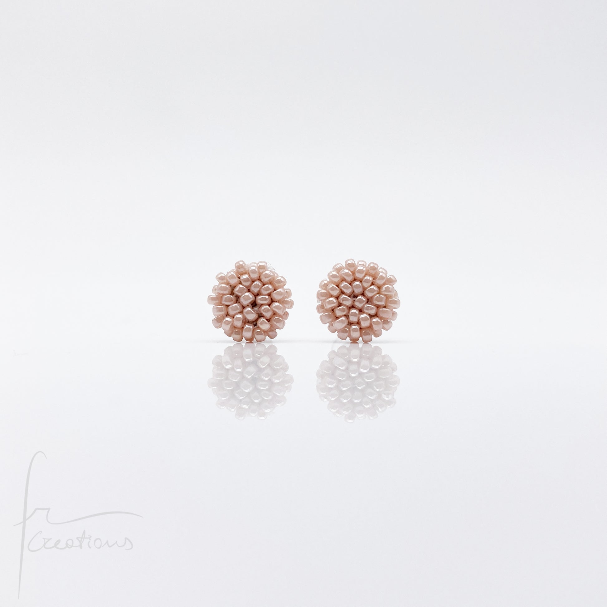 Orecchini Bon Bon mini a lobo con perline in vetro e perno in acciaio inox