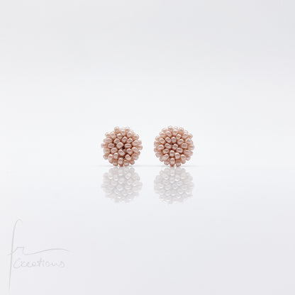 Orecchini Bon Bon mini a lobo con perline in vetro e perno in acciaio inox