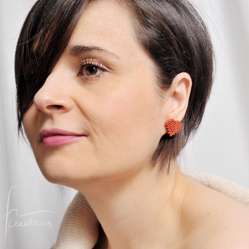 Orecchini Cuore a lobo con perline in vetro e perno in acciaio inox indossati Maxi