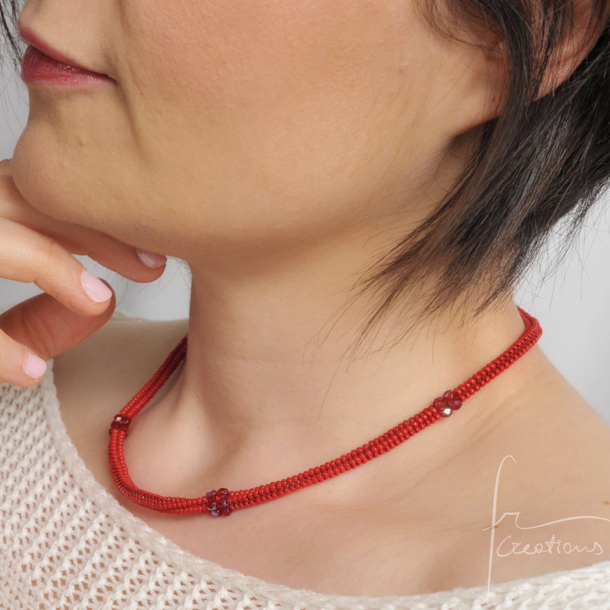 Girocollo Kubik artigianale intrecciato a mano con perline e mezzi Cristalli di Swarovski