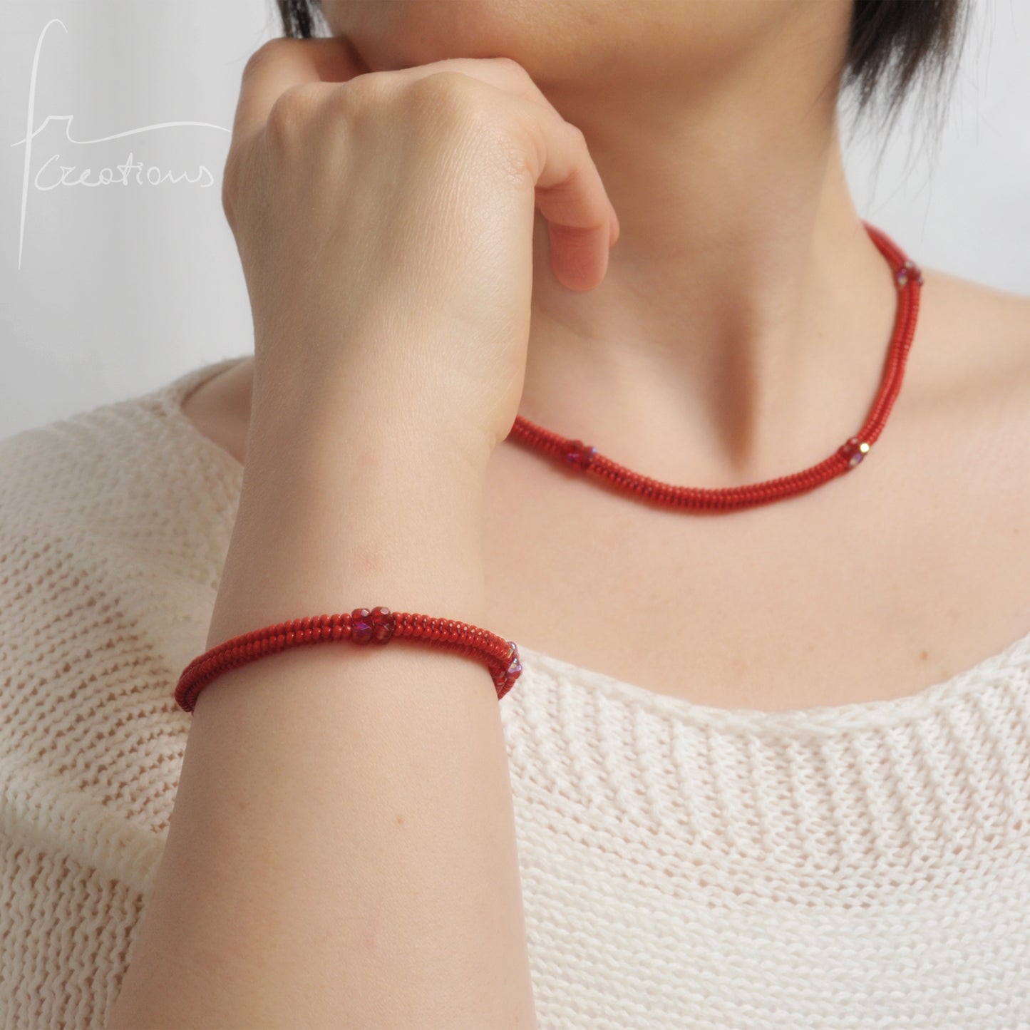 Bracciale Kubik artigianale intrecciato a mano con perline e mezzi Cristalli di Swarovski