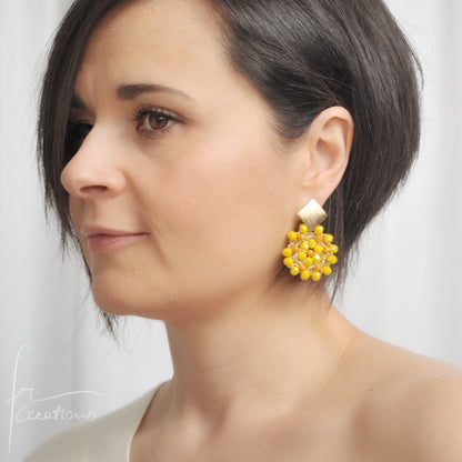 Orecchini pendenti con fiore all'uncinetto e cristalli Blumen