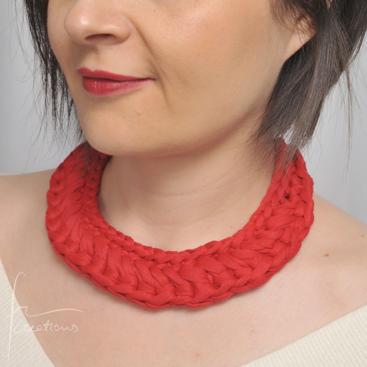 Collana girocollo all' uncinetto in cotone lavabile