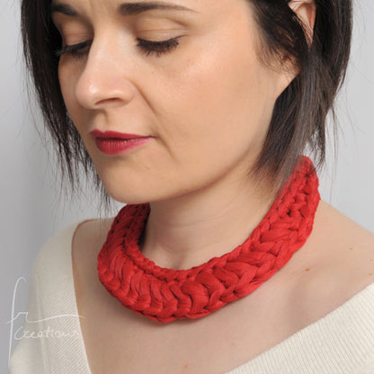 Collana girocollo all' uncinetto in cotone lavabile