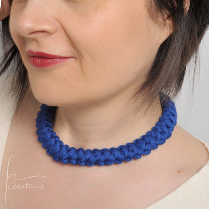 Collana girocollo tubolare all'uncinetto in cotone lavabile