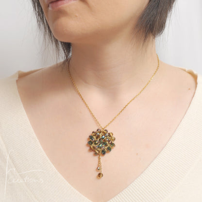 Collana girocollo con pendente fiore all'uncinetto con cristalli Blumen