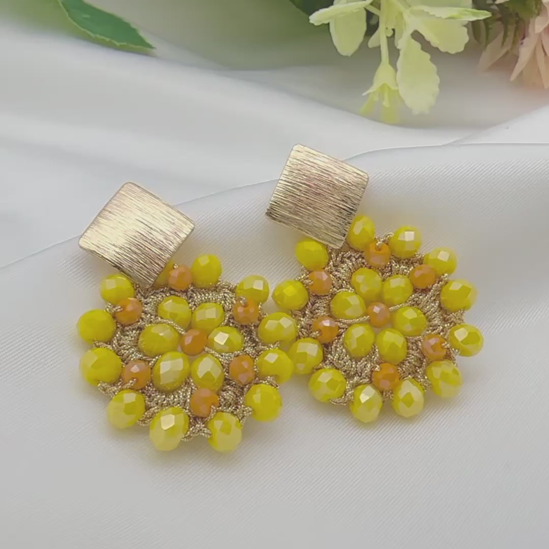 Orecchini pendenti con fiore all'uncinetto e cristalli Blumen