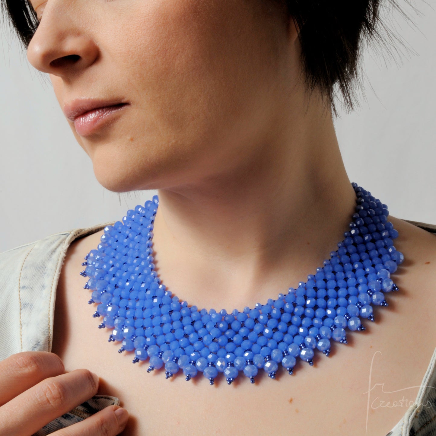 Collana girocollo Alexandra fatta a mano in tessitura con cristalli sfumature blu zaffiro indossata