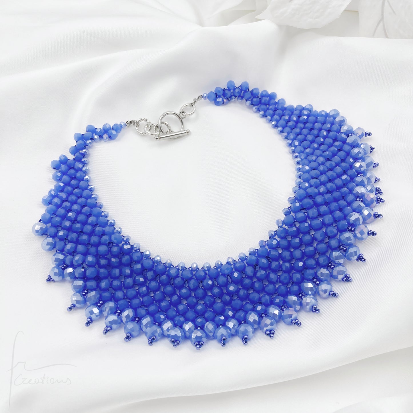 Collana girocollo Alexandra fatta a mano in tessitura con cristalli sfumature blu zaffiro