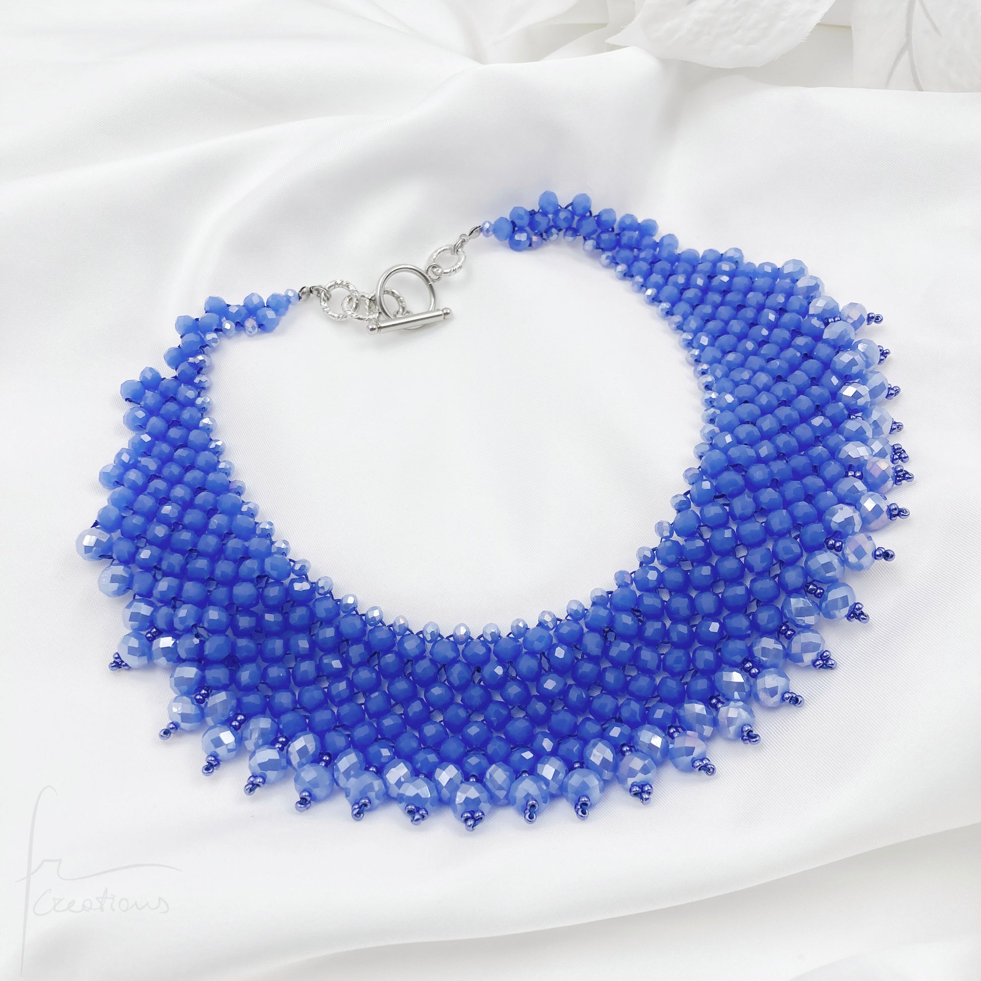 Collana girocollo Alexandra fatta a mano in tessitura con cristalli sfumature blu zaffiro