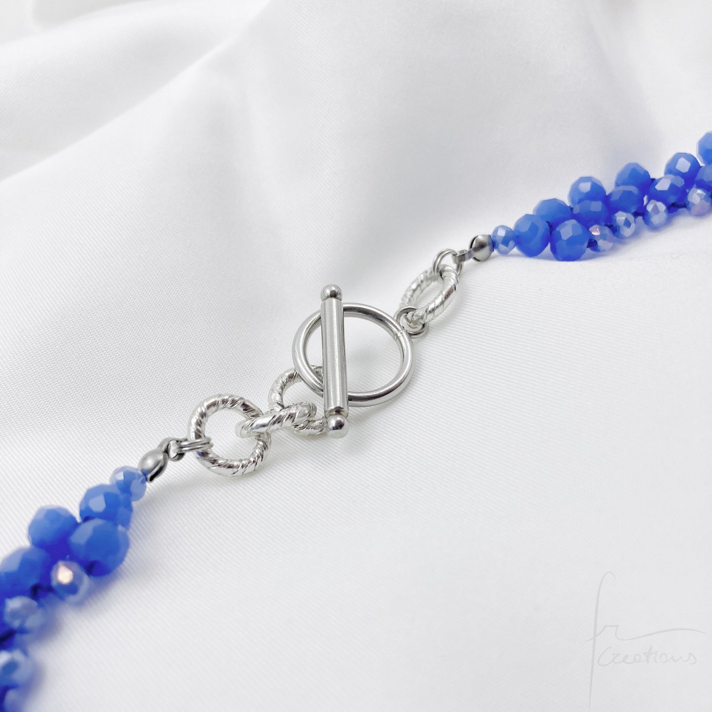 Collana girocollo Alexandra fatta a mano in tessitura con cristalli sfumature blu zaffiro con chiusura acciaio