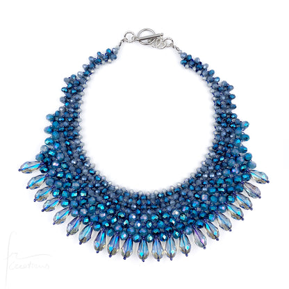 Collana girocollo Alexandra fatta a mano in tessitura con cristalli sfumature blu
