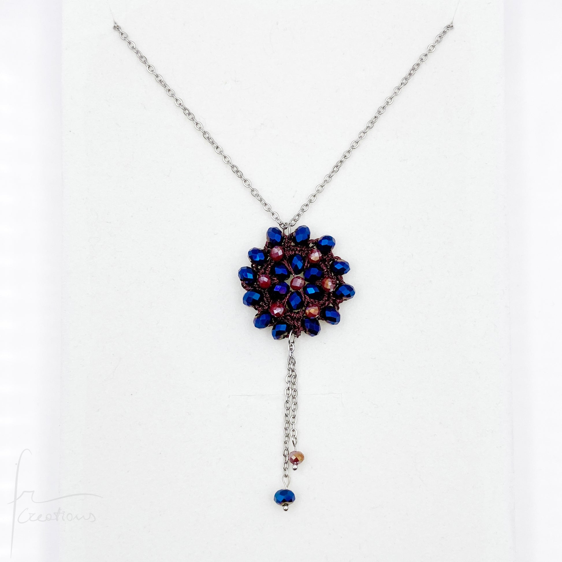 Collana lunga con pendente fiore all'uncinetto con cristalli Blumen