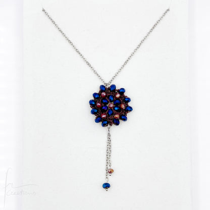 Collana lunga con pendente fiore all'uncinetto con cristalli Blumen