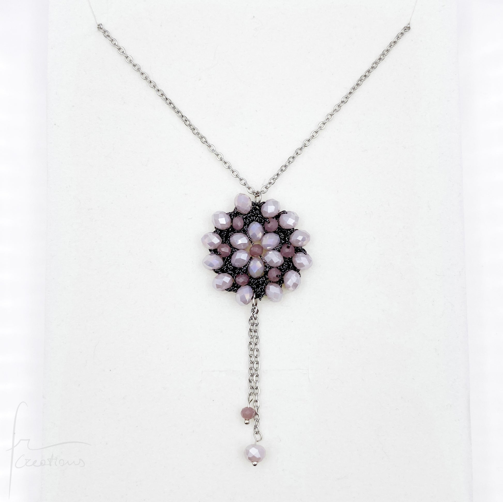 Collana lunga con pendente fiore all'uncinetto con cristalli Blumen