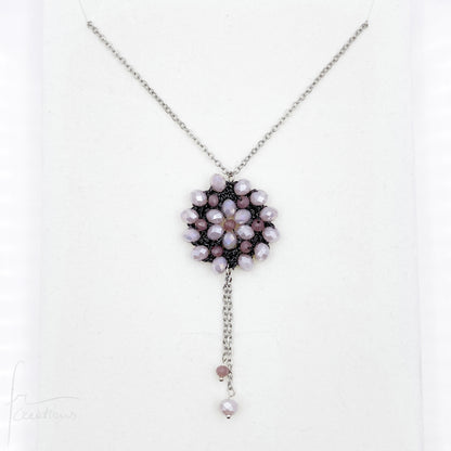 Collana lunga con pendente fiore all'uncinetto con cristalli Blumen