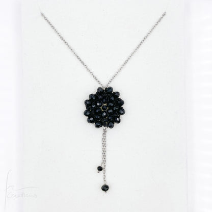 Collana lunga con pendente fiore all'uncinetto con cristalli Blumen