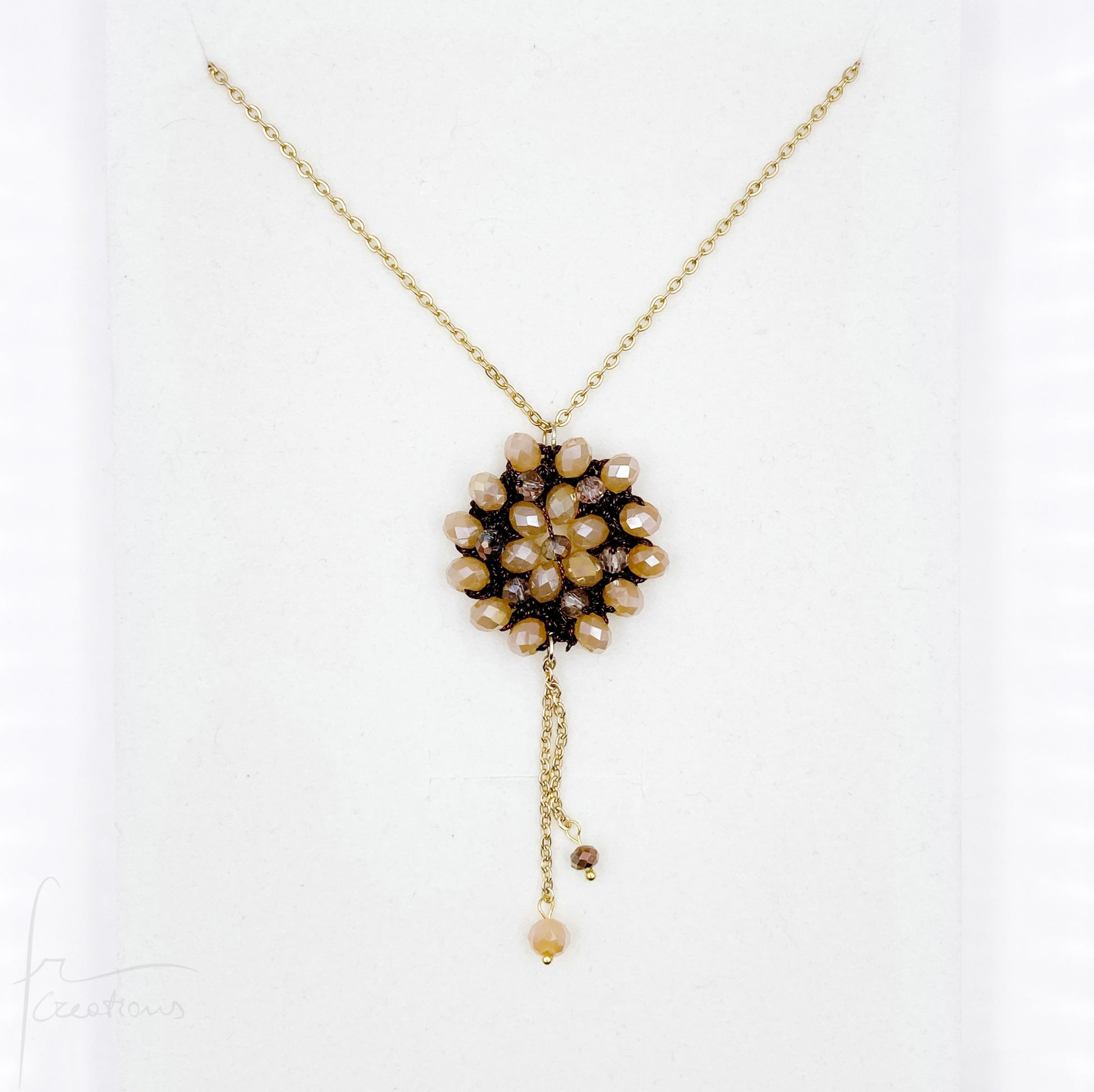 Collana lunga con pendente fiore all'uncinetto con cristalli Blumen