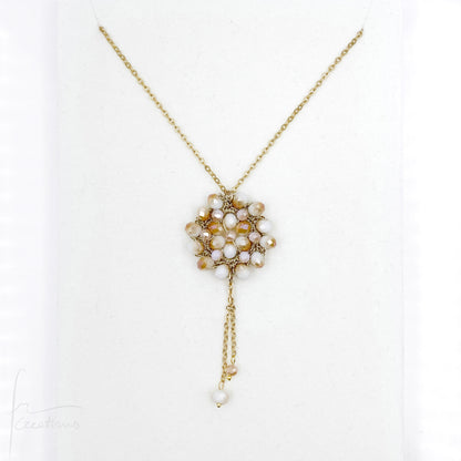 Collana lunga con pendente fiore all'uncinetto con cristalli Blumen