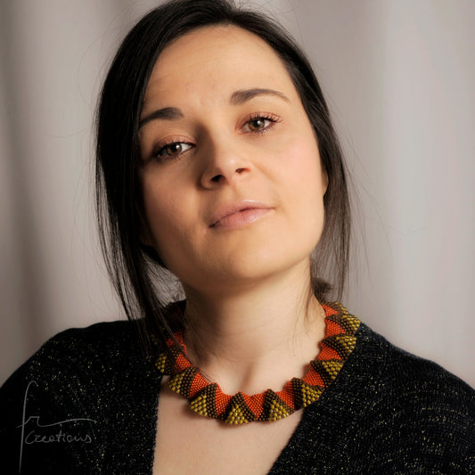 Collana Onde indossata realizzata in tessitura con perline