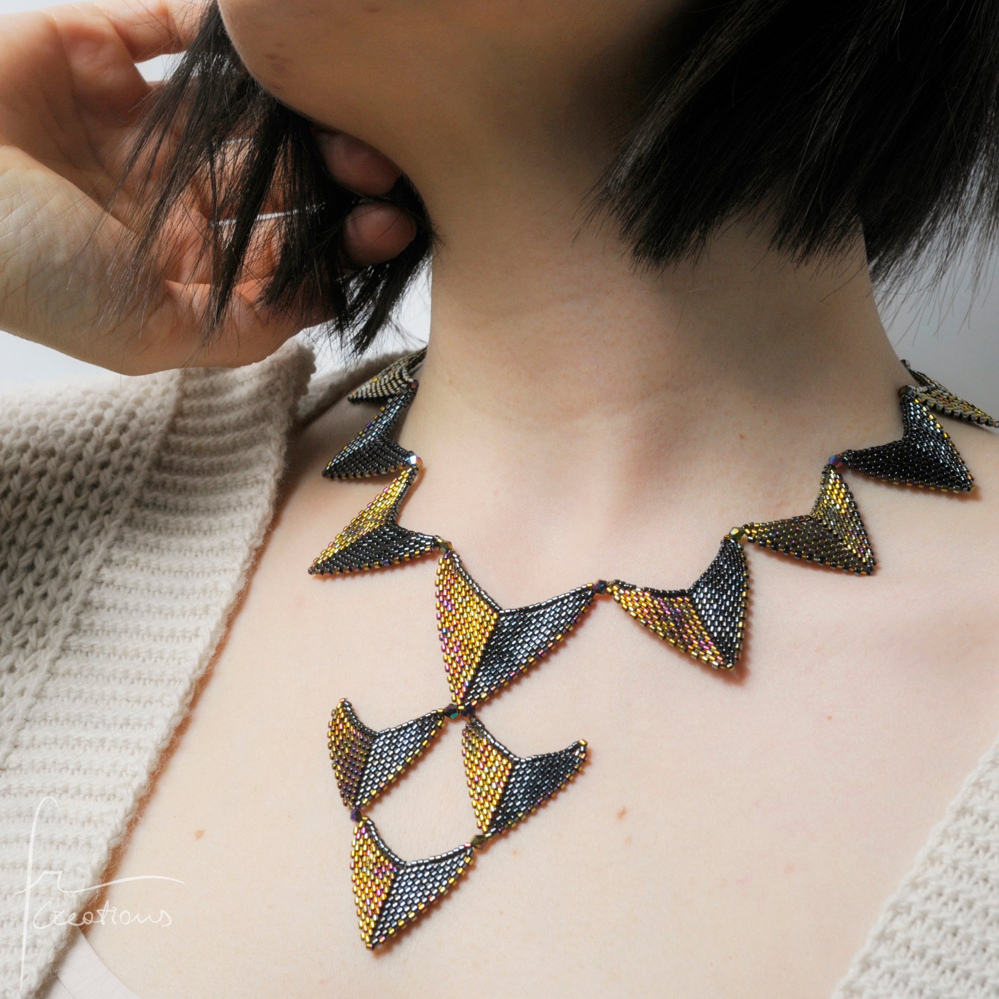 Collana triangoli ed orecchini personalizzati fatti a mano in tessitura con perline e biconi