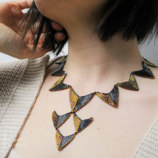 Collana triangoli ed orecchini personalizzati fatti a mano in tessitura con perline e biconi