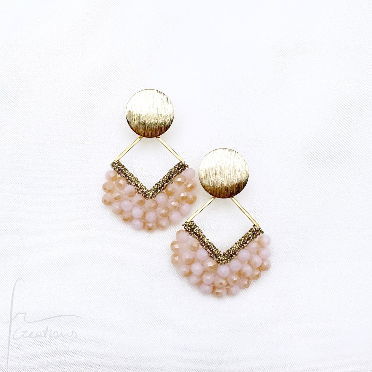 Orecchini pendenti Joy all'uncinetto con cristalli cuciti in tessitura