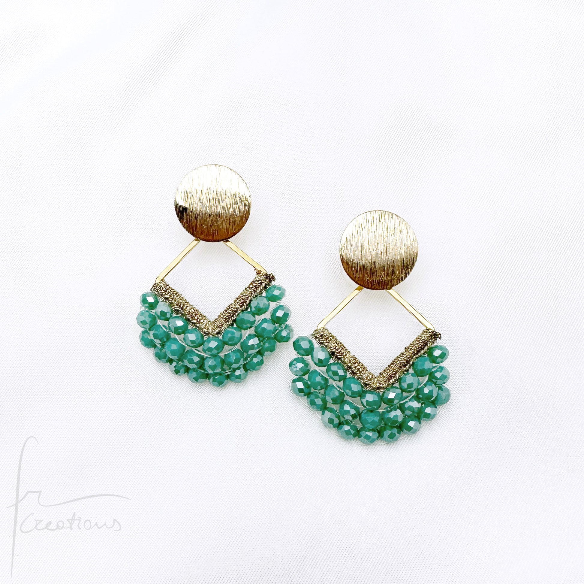 Orecchini pendenti Joy all'uncinetto con cristalli cuciti in tessitura