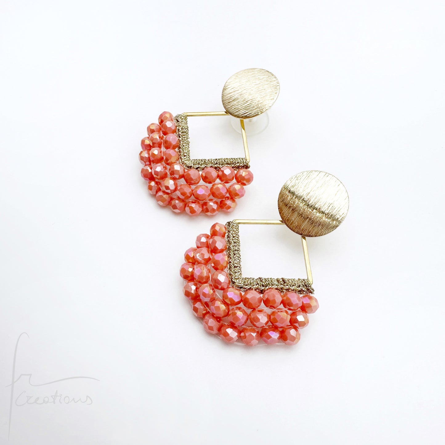 Orecchini pendenti Joy all'uncinetto con cristalli cuciti in tessitura