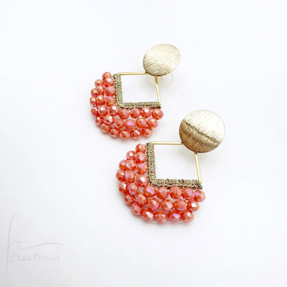 Orecchini pendenti Joy all'uncinetto con cristalli cuciti in tessitura