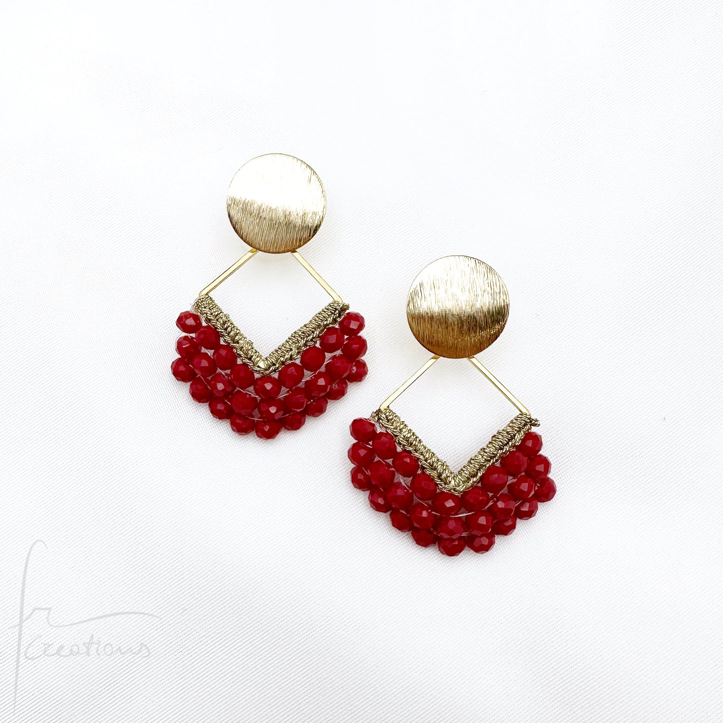 Orecchini pendenti Joy all'uncinetto con cristalli cuciti in tessitura