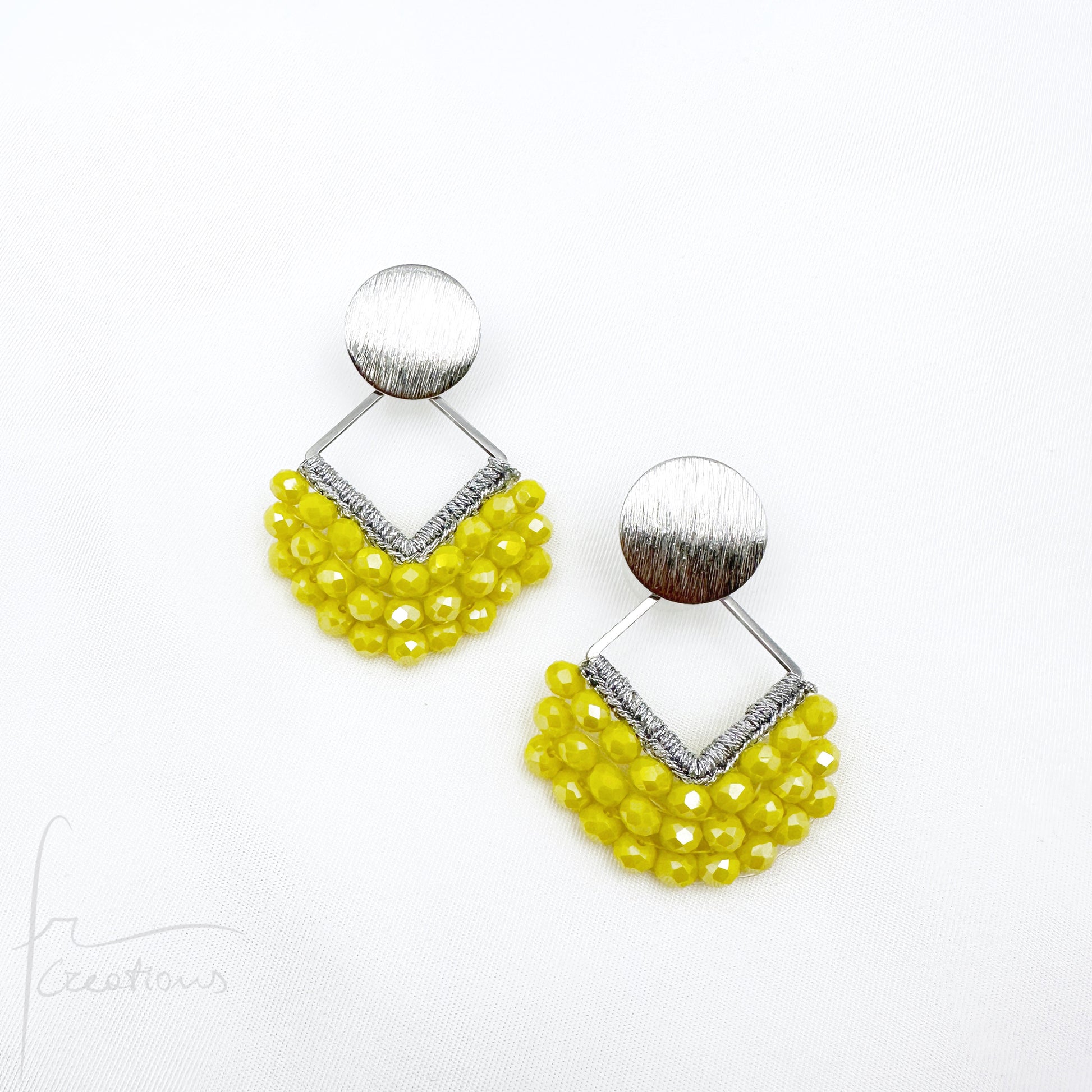 Orecchini pendenti Joy all'uncinetto con cristalli cuciti in tessitura