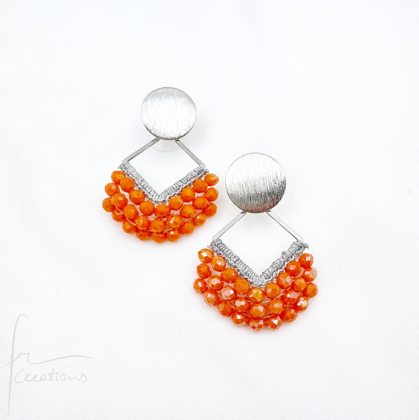 Orecchini pendenti Joy all'uncinetto con cristalli cuciti in tessitura