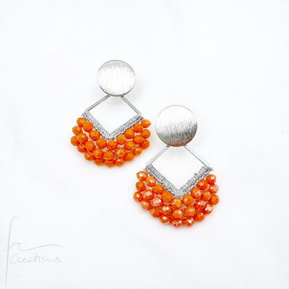 Orecchini pendenti Joy all'uncinetto con cristalli cuciti in tessitura