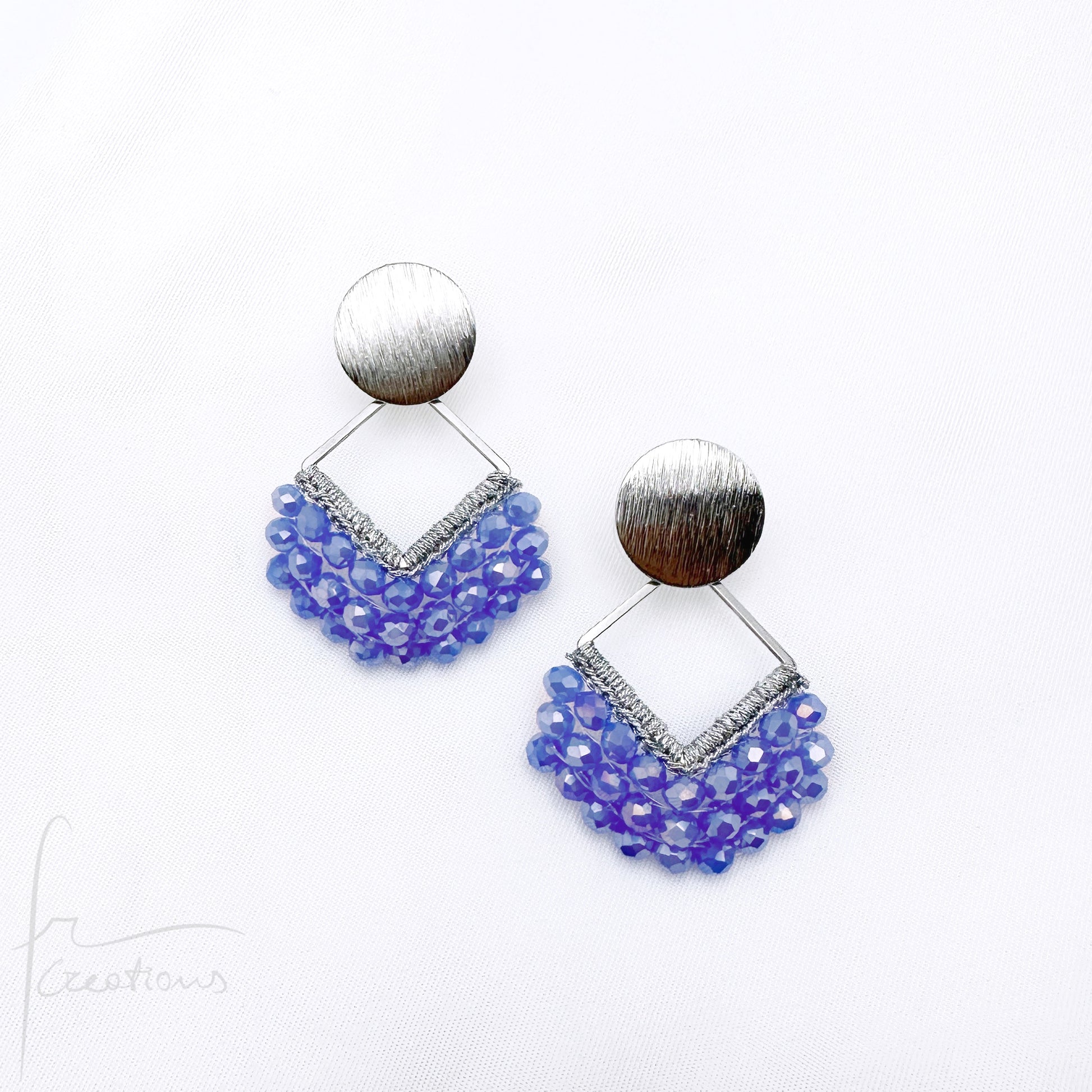 Orecchini pendenti Joy all'uncinetto con cristalli cuciti in tessitura