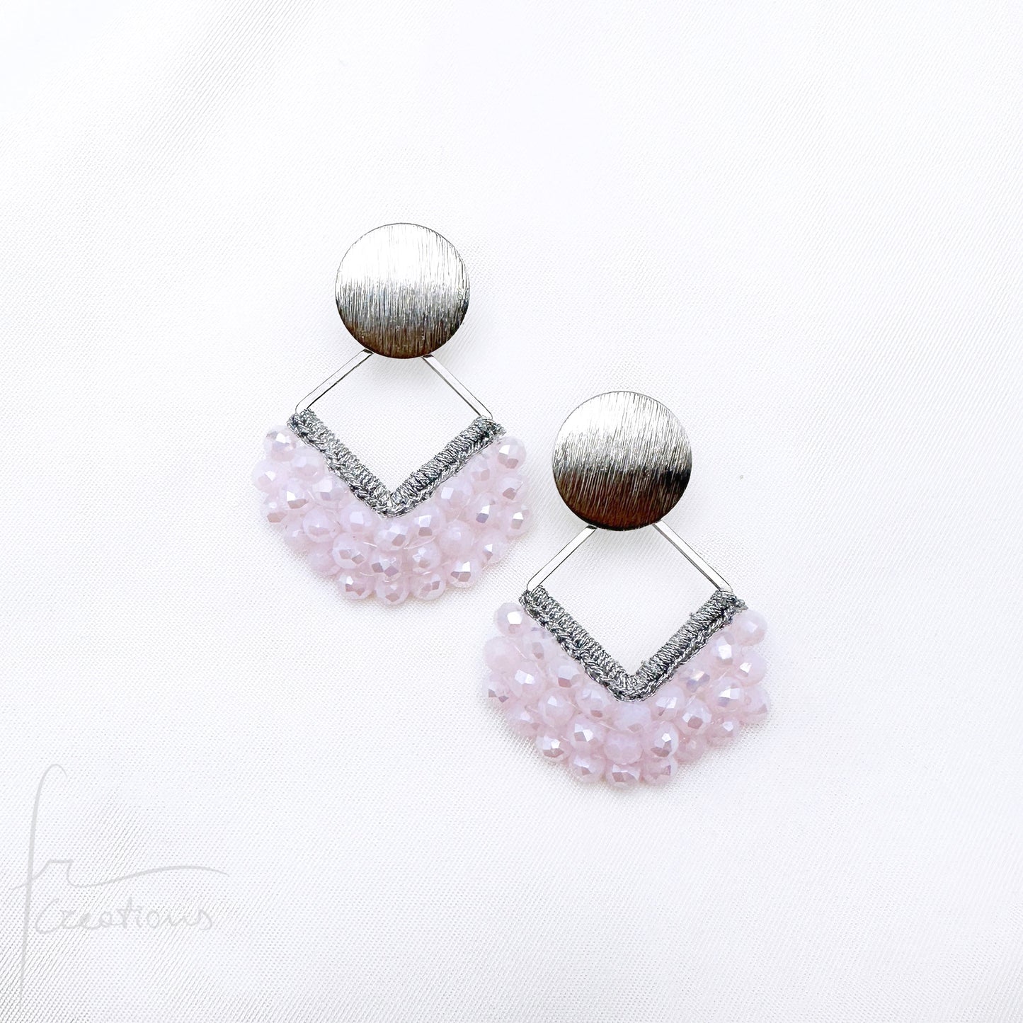 Orecchini pendenti Joy all'uncinetto con cristalli cuciti in tessitura