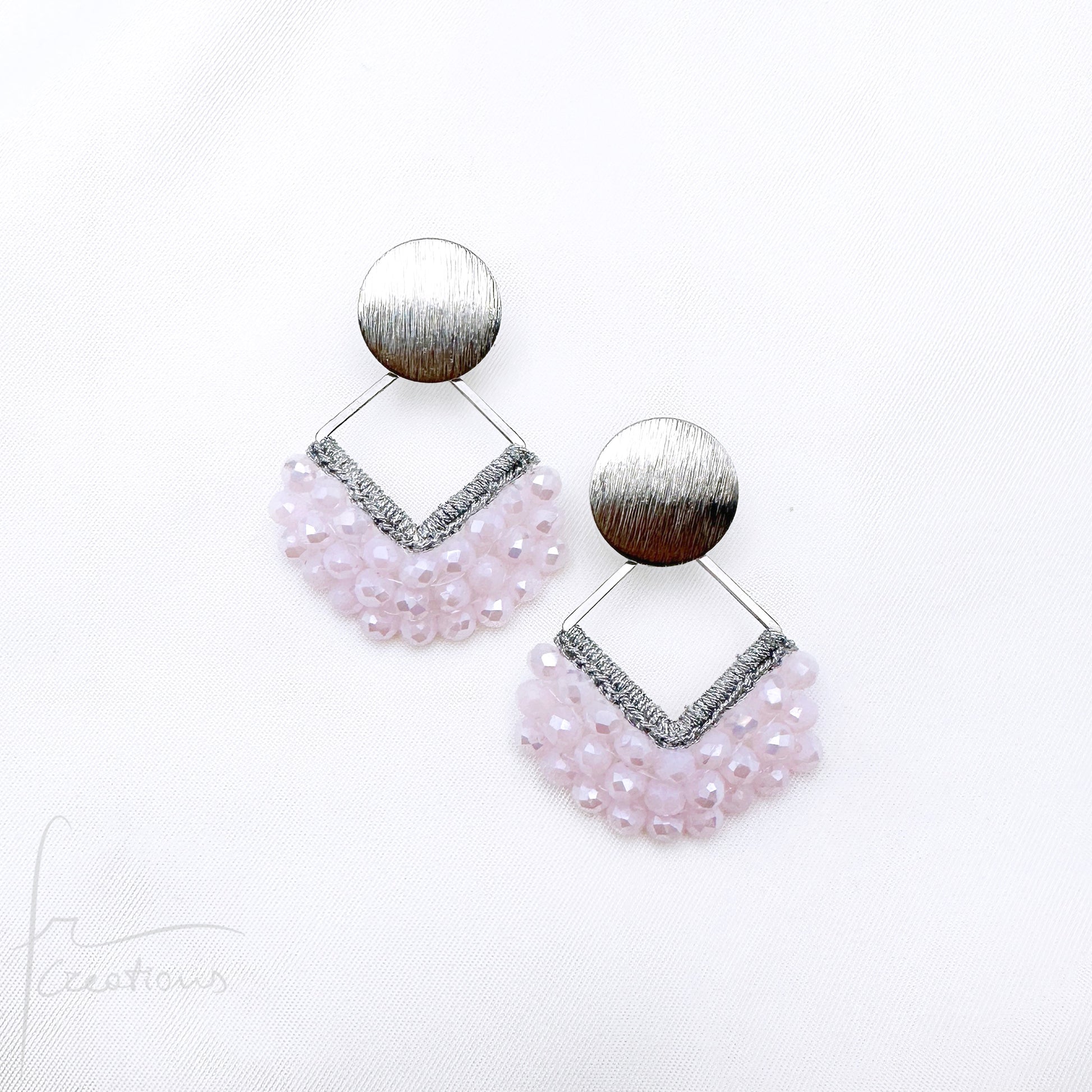 Orecchini pendenti Joy all'uncinetto con cristalli cuciti in tessitura