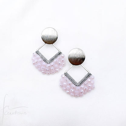 Orecchini pendenti Joy all'uncinetto con cristalli cuciti in tessitura