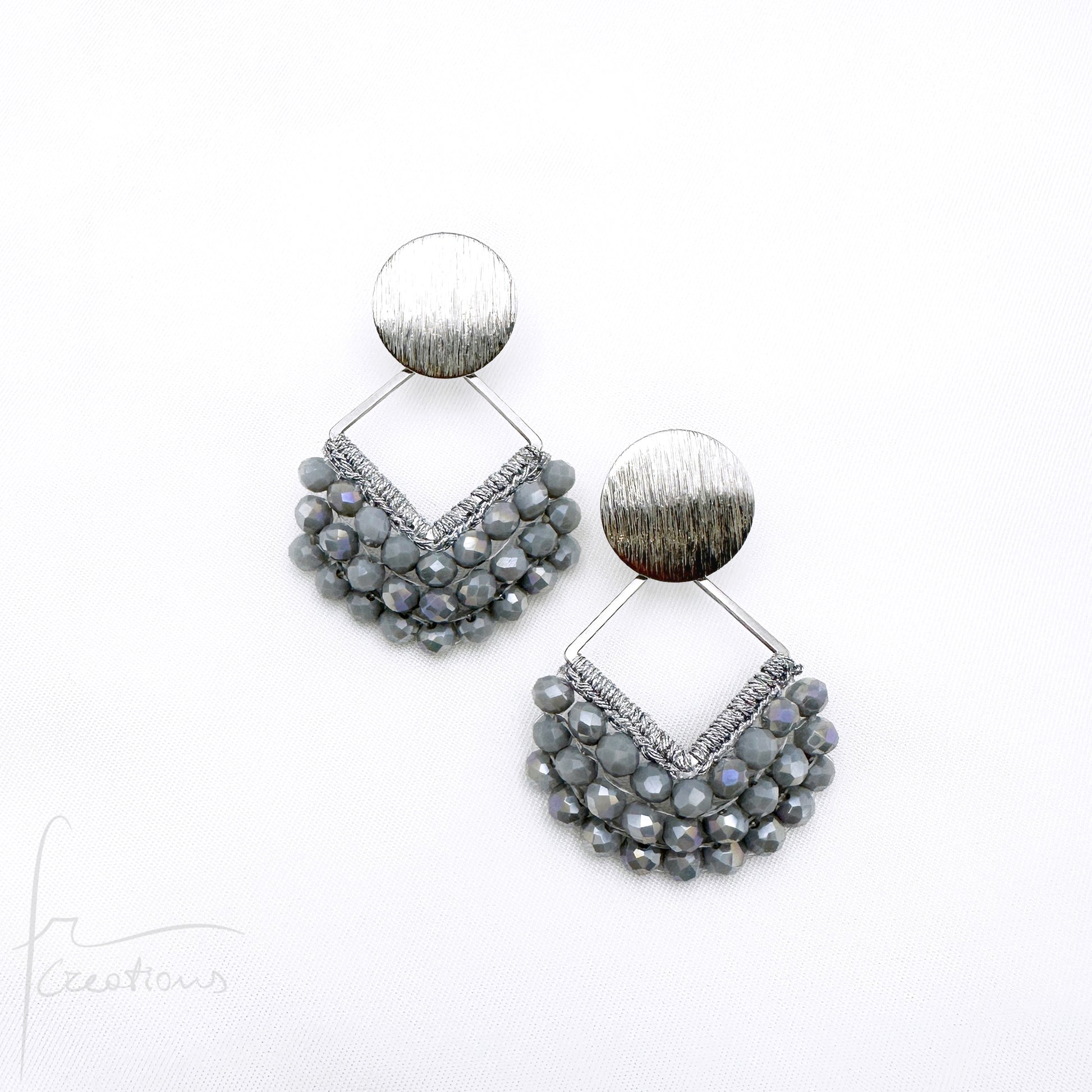 Orecchini pendenti Joy all'uncinetto con cristalli cuciti in tessitura