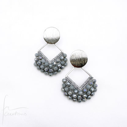 Orecchini pendenti Joy all'uncinetto con cristalli cuciti in tessitura