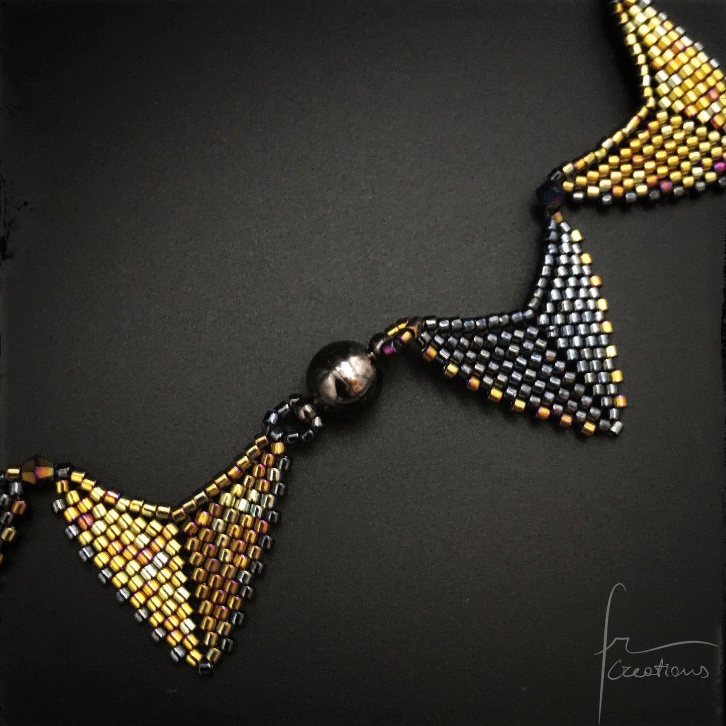 Collana triangoli ed orecchini personalizzati fatti a mano in tessitura con perline e biconi