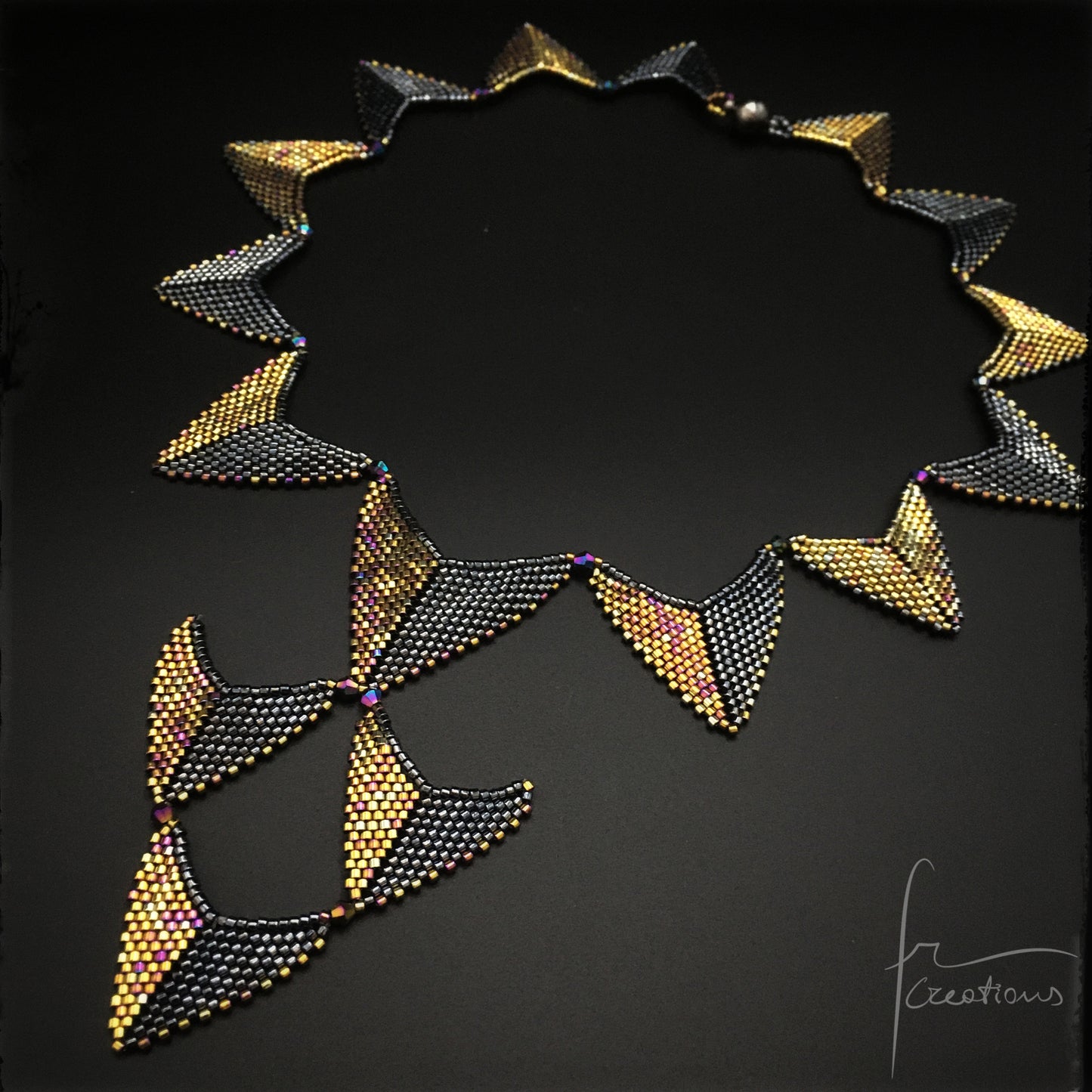 Collana triangoli ed orecchini personalizzati fatti a mano in tessitura con perline e biconi