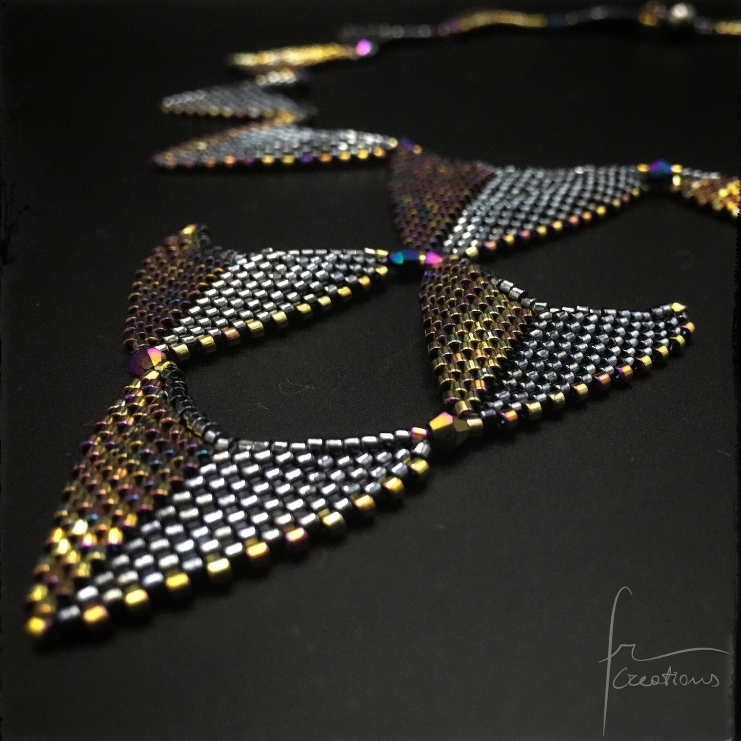 Collana triangoli ed orecchini personalizzati fatti a mano in tessitura con perline e biconi