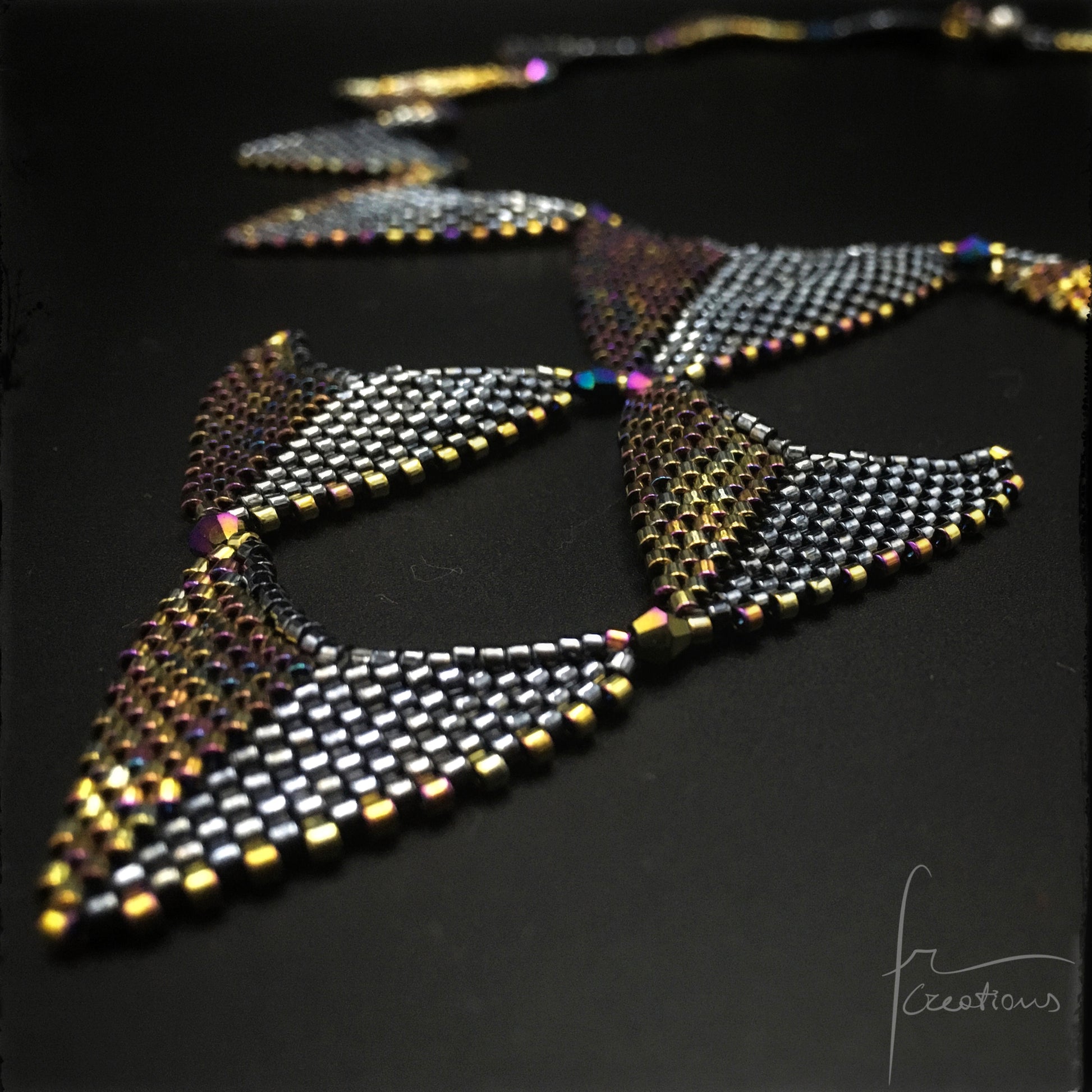 Collana triangoli ed orecchini personalizzati fatti a mano in tessitura con perline e biconi