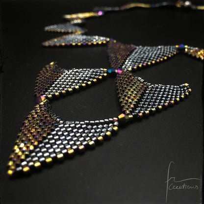 Collana triangoli ed orecchini personalizzati fatti a mano in tessitura con perline e biconi