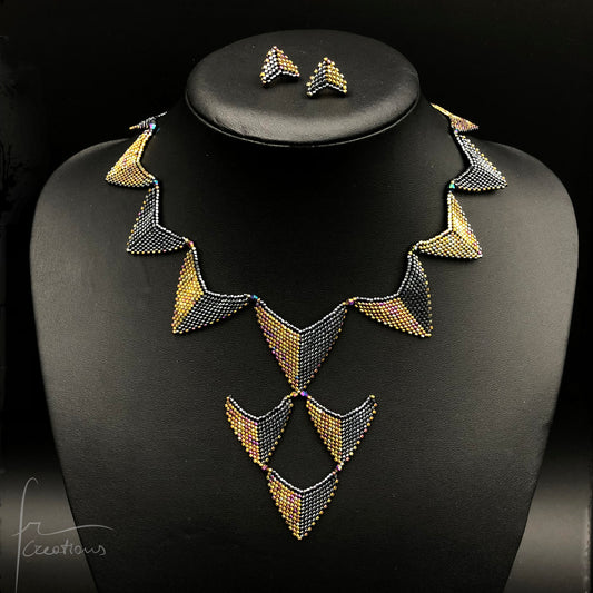 Collana triangoli ed orecchini personalizzati fatti a mano in tessitura con perline e biconi